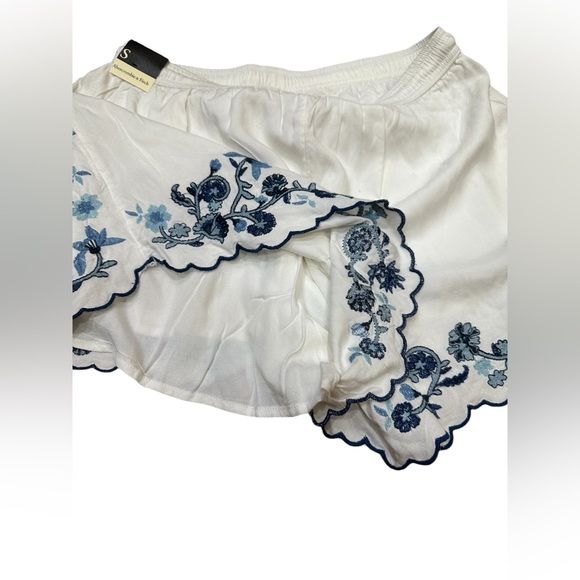 NWT ABERCROMBIE Embroidered Highwaisted White Shorts size S - Picture 3 of 4